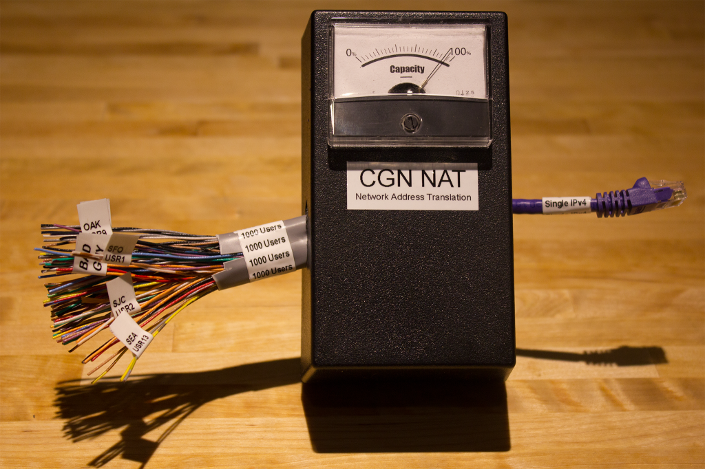 Imagem de um provedor de acesso preto, apoiado em uma mesa de madeira. Ao lado esquerdo, há múltiplos fios; ao lado direito há um fio roxo.