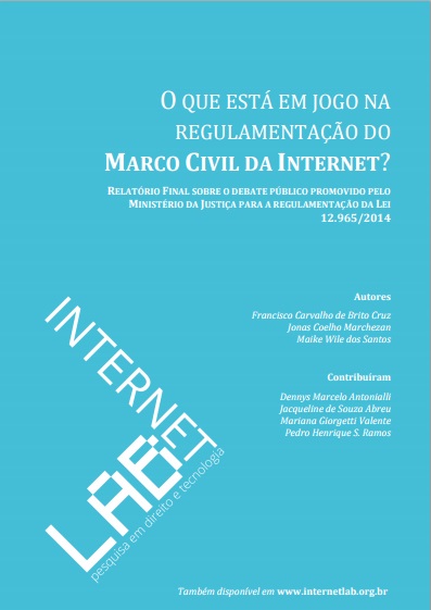 Capa do relatório sobre o debate público da regulamentação. O fundo é azul claro e os escritos estão em branco. No canto inferior esquerdo está o logo do InternetLab. No canto superior direito está escrito: O que está em jogo na regulamentação do Marco Civil da Internet?