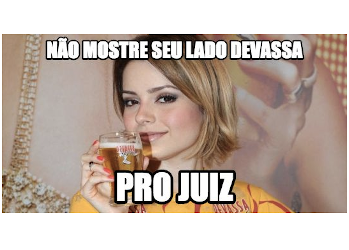 Imagem da cantora Sandy Leah Lima segurando um copo de cerveja com o logotipo da marca de cerveja "Devassa", com as frases "Não mostre seu lado devassa" na parte superior da imagem e "pro juiz" na parte inferior.