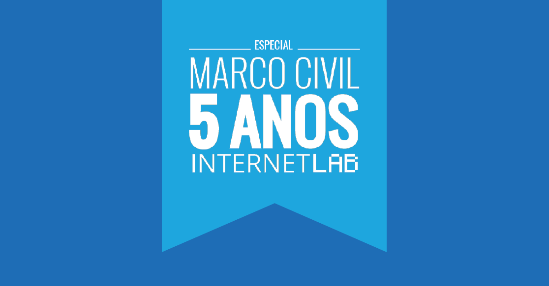 Imagem ilustrativa do projeto com fundo azul escuro e um quadro azul claro ao centro em formato de bandeira com o texto: Especial Marco Civil 5 anos InternetLab