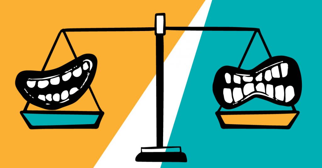 Ilustração com uma balança. Sobre o prato à esquerda há um sorriso e sobre o prato à direita uma boca raivosa. 