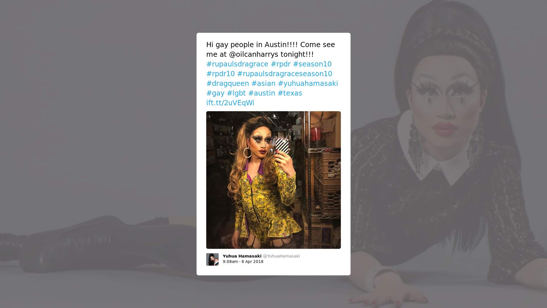 Print screen de postagem no de Yuhua Hamasaki contendo uma selfie e o texto: Hi gay people in Austin!!! Come see me at @oilcaharrys tonight!!! #rupaulsdragrace #rpdr #season10 #rpdr10 #rupaulsdragraceseason10 #dragqueen #asian #yuhuahamasaki #gay #lgbt #austin #texas ift.tt/2uVEqWi