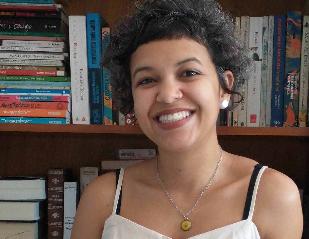 Foto de Fernanda Martins, coordenadora da área de Desigualdades e Identidades do InternetLab. A foto mostra uma mulher negra de cabelo curto preto sorrindo para a câmera.