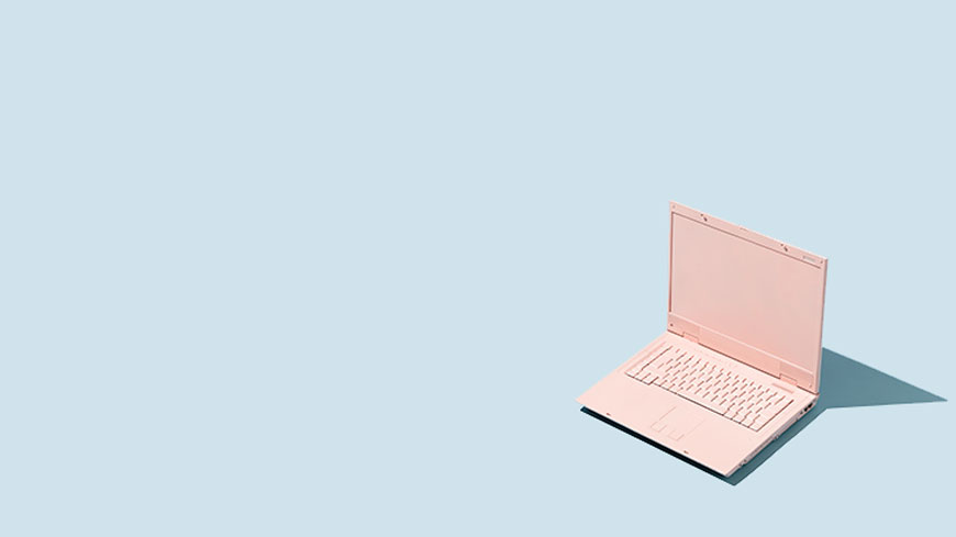 Ilustração em tons pastéis com fundo azul e um notebook rosa aberto no canto inferior direito.