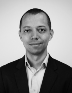 Na foto, há Jefferson Nascimento, homem negro, magro, de cabelos curtos, usando blazer preto e camisa branca por baixo.