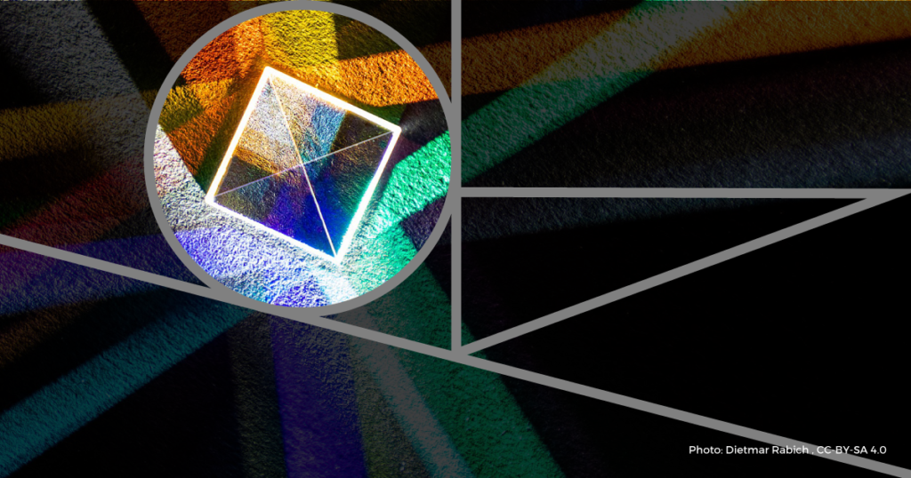 Imagem de formas geométricas dentro umas das outras. À direita, cores escuras. À esquerda, há um círculo colorido com cores quentes e um quadrado dentro dele.