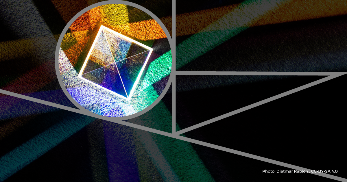 Imagem de formas geométricas dentro umas das outras. À direita, cores escuras. À esquerda, há um círculo colorido com cores quentes e um quadrado dentro dele.