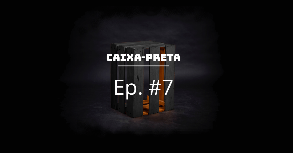 Imagem ilustrativa do podcast caixa-preta, contendo o fundo preto e ao centro uma caixa de madeira com uma luz amarelada dentro. No centro da imagem está escrito "Caixa-Preta, episódio 7".