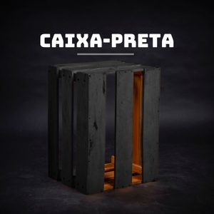 Imagem ilustrativa do podcast caixa-preta, contendo o fundo preto e ao centro uma caixa de madeira com uma luz amarelada dentro. Acima, há o texto "Caixa-Preta".